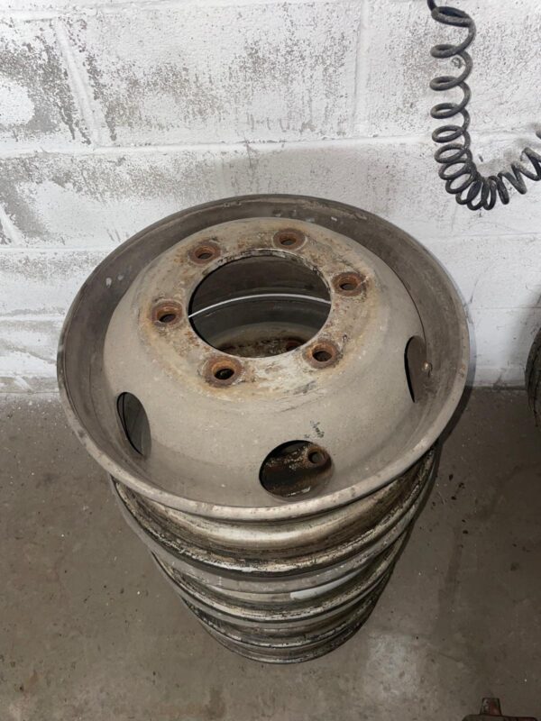 Cerchi iveco eurocargo 6 fori R 17,5 (set completo - immagine 2